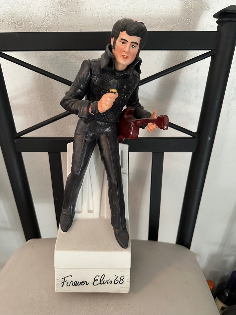 Forever Elvis '68 musical bourbon whiskey decanter. Style Figurine Decor
